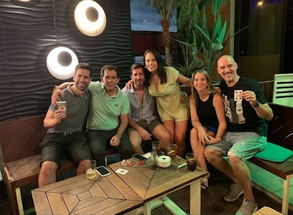 Magos haciendo magia de coctel